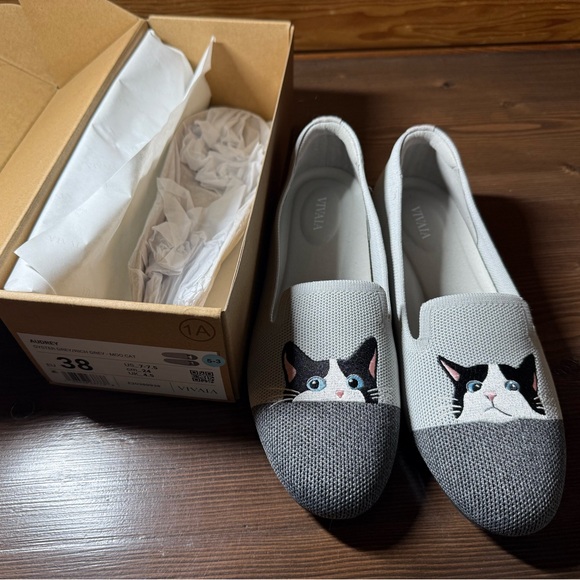Vivaia Gray Embroidered Cat Design Women's Flats
NIB!!! - Picture 2 of 3